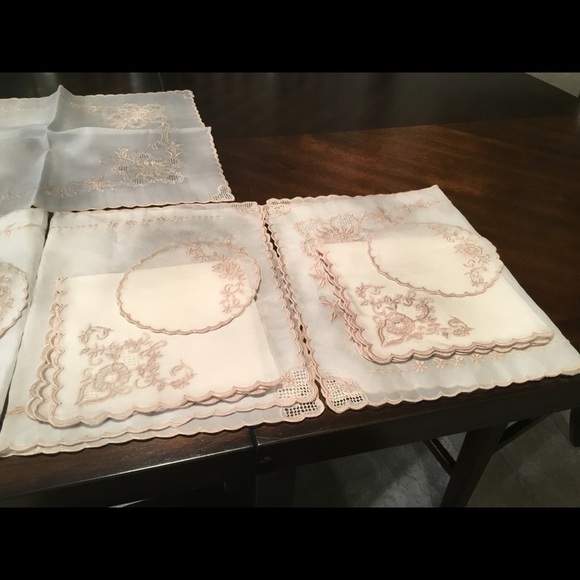 VINTAGE LUXURY SILK TABLECLOTH SETS FOR 6 - Picture 4 of 15